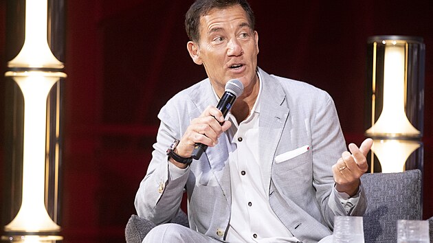 Britský herec Clive Owen během debaty KVIFFTalks v Císařských lázních (5. července 2024).