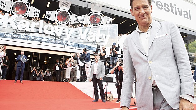 Clive Owen na červeném koberci před hotelem Thermal (5. července 2024).
