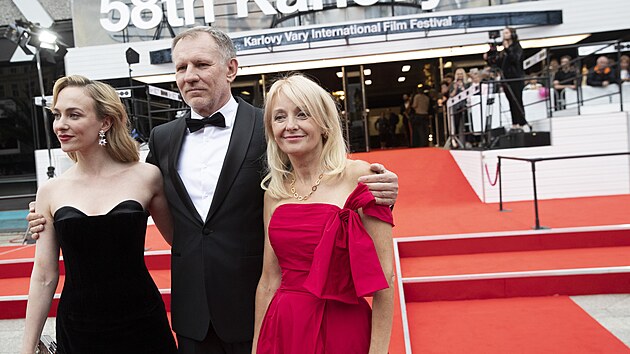 Elizaveta Maximová, Martin Finger a Veronika Žilková na slavnostní premiéře filmu Světýlka (2. července 2024).