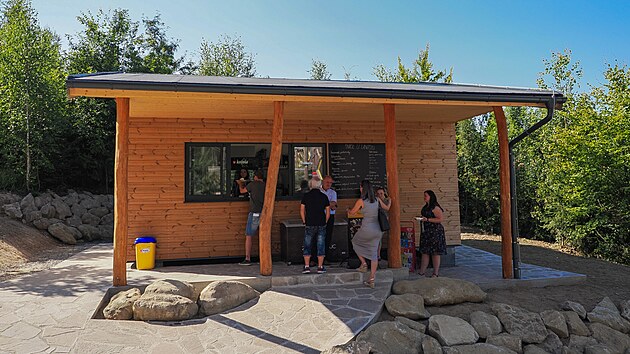 Gastro provoz u lanového centra pod názvem snack U Lanáčku bude nabízet francouzské palačinky a později i pizzu.