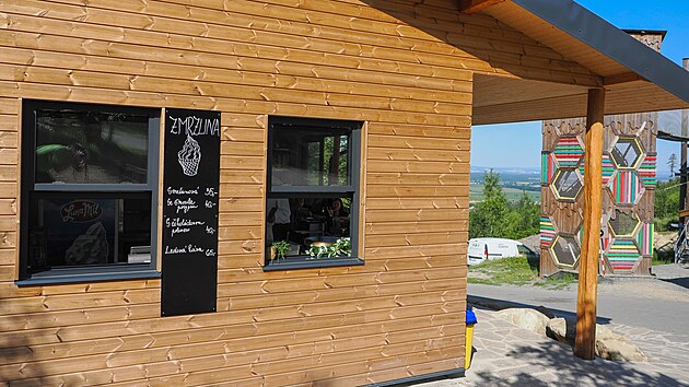 Gastro provoz u lanového centra pod názvem snack U Lanáčku bude nabízet francouzské palačinky a později i pizzu.