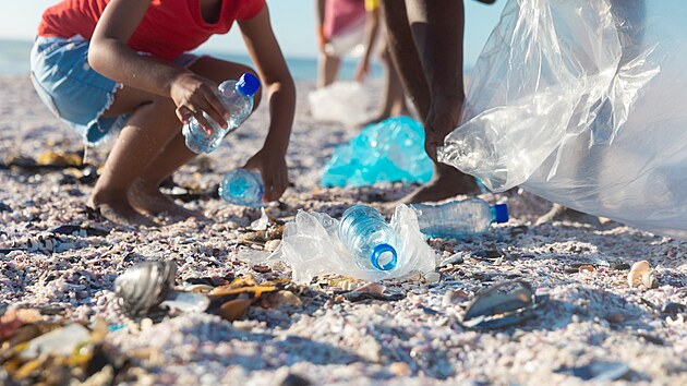 Ještě než dočtete tento článek, skončí ve světových oceánech množství plastových odpadů odpovídající jednomu plně naloženému nákladnímu autu. Neznamená to, že máte přestat číst.