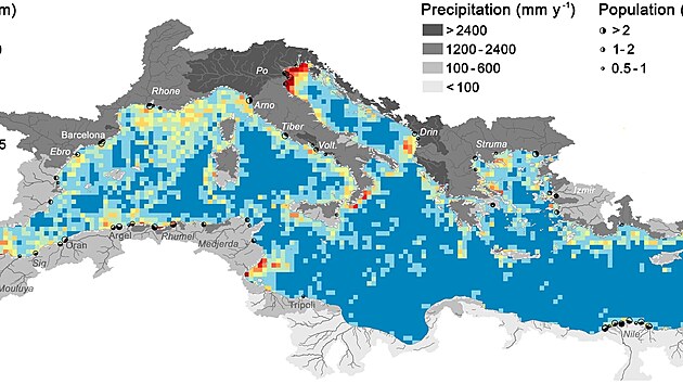 Plastové odpadky vytvářejí ne hladině shluky, které jsou postupně zanášeny k pobřeží.