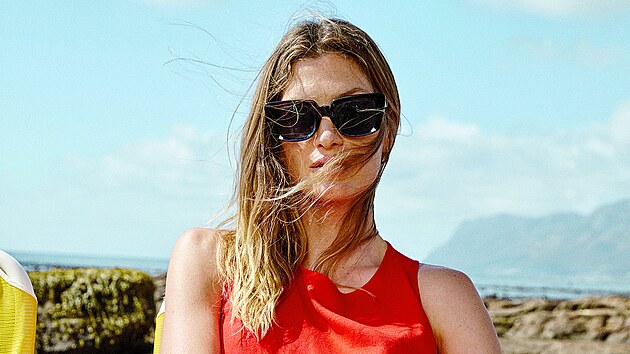 V červené budete vidět, v kompletu z červeného lnu se budete také dobře cítit. Na menší vycházky se bezvadně hodí. Zkrácené lněné kalhoty a top, cena 799 Kč a 899 Kč