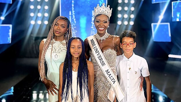 Beatrice Njoya, která byla nedávno korunována Miss Universe Malta, se svými třemi dětmi Faith, Emmou a Nathanem.