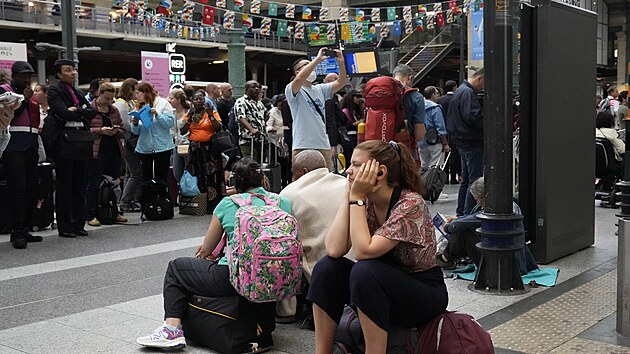 Cestující čekají na vlakovém nádraží Gare du Nord v Paříži. (26. července 2024)
