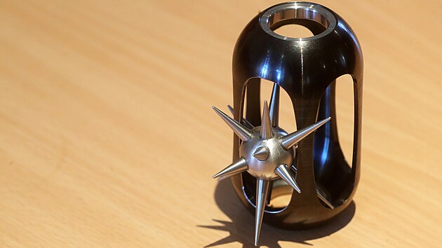 Ježek v kleci. Fenomén známý patrně jen v Česku. Dostat ježka z klece vyžaduje přesnou kombinaci pohybů a otáčení. Stal se českým symbolem díky Rychlým
šípům od Jaroslava Foglara.