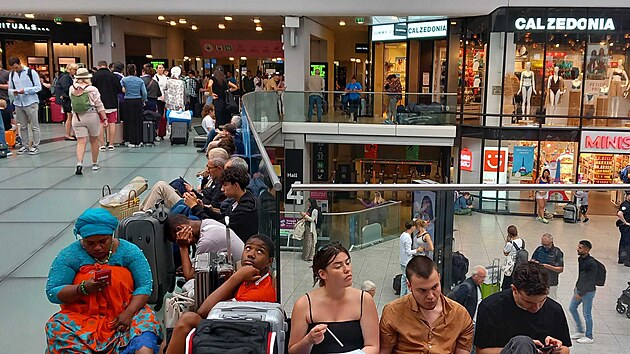 Pohled na pařížské nádraží Gare Montparnasse, kde kvůli žhářským útokům na železniční infrastrukturu čekají stovky cestujících. (26. července 2024)