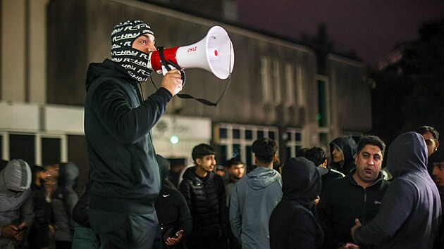 Protest před policejní stanicí v Rochdal proti tvrdému zásahu policistů na letišti v Manchesteru (24. července 2024)