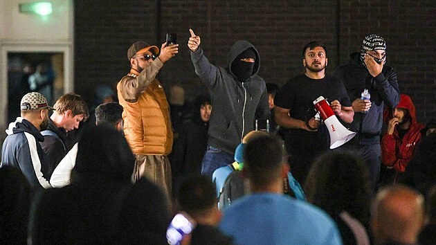 Protest před policejní stanicí v Rochdal proti tvrdému zásahu policistů na letišti v Manchesteru (24. července 2024)