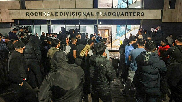 Protest před policejní stanicí v Rochdal proti tvrdému zásahu policistů na letišti v Manchesteru (24. července 2024)