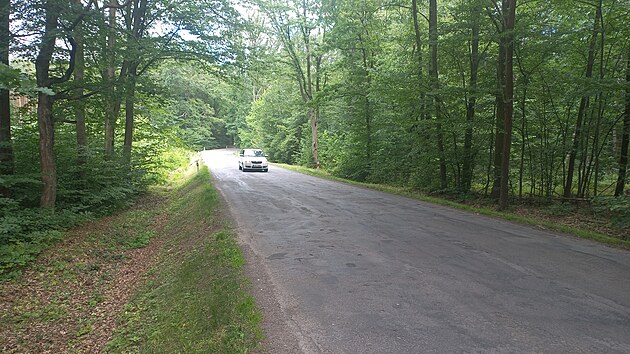 Zničená silnice u obce Břehy je pro řidiče z okolí Přelouče neoficiálním přivaděčem k dálnici D11.