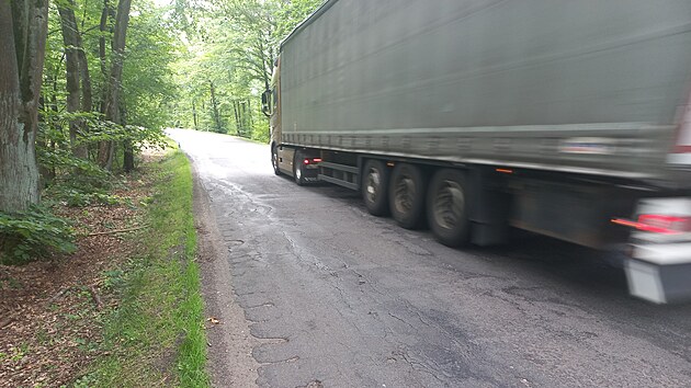 Zničená silnice u obce Břehy je pro řidiče z okolí Přelouče neoficiálním přivaděčem k dálnici D11.