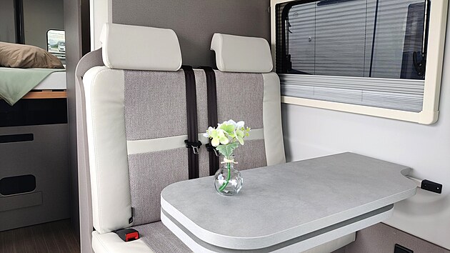 Etrusco CV 600 DF 4x4 disponuje rozkládacím stolkem v salonu