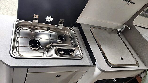 Etrusco CV 600 DF 4x4 drží standardy obytných vestaveb, vařič je plynový a dvouplotýnkový