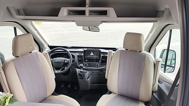 Etrusco CV 600 DF 4x4 má přední sedačky otočné s polohovatelnými područkami.