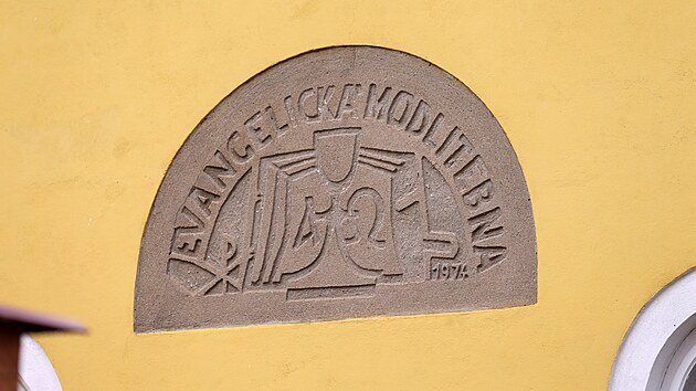 Průčelí jednoduché budovy doplňuje na západní straně původní židovská hvězda a na východní evangelický reliéf z roku 1974, kdy byla stavba rekonstruována.