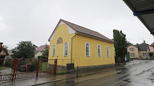 Průčelí jednoduché budovy doplňuje na západní straně původní židovská hvězda a na východní evangelický reliéf z roku 1974, kdy byla stavba rekonstruována.