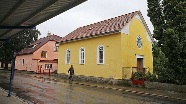 Průčelí jednoduché budovy doplňuje na západní straně původní židovská hvězda a na východní evangelický reliéf z roku 1974, kdy byla stavba rekonstruována.