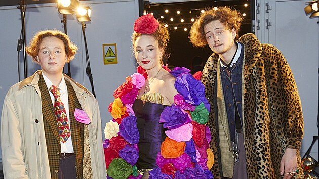 Rozálie Havelková s bratrem Hugem Havelkou a přítelem Prokopem Zachem (předávání cen Anděl, duben 2023)