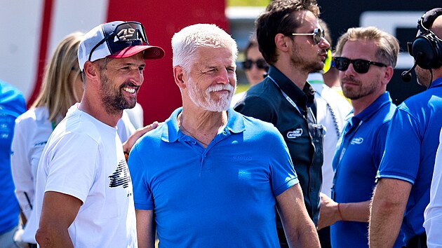 Prezident Petr Pavel na Autodromu Most při mistrovství světa superbiků. Na snímku s ním Jakub Smrž, bývalý závodník a nyní šéf stáje Accolade Smrz Racing BGR. (21. července 2024)
