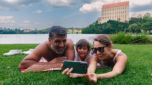 Lovce selfie fotografií láká také plumlovský zámek nabízející masivní jediné křídlo tyčící se nad rybníkem. Za určitých podmínek lze navíc na hladině zachytit i jeho odraz.