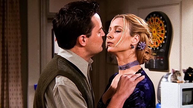 Matthew Perry a Lisa Kudrowov&aacute; v seri&aacute;lu Př&aacute;tel&eacute; (2004)