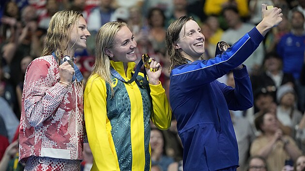 Ariarne Titmusová (uprostřed) jako zlatá, Summer McIntoshová (vlevo) jako stříbrná a Katie Ledecká jako bronzová