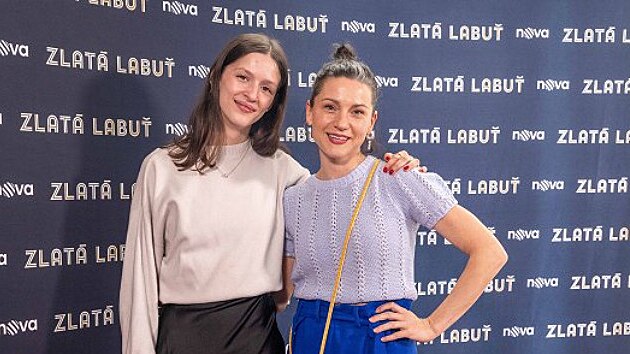 Ema Businská a Hana Kusnjerová na charitativním bazaru Zlaté labutě v Art restaurant Mánes (20. dubna 2024)