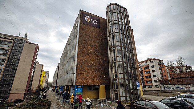 Už několik volebních období za sebou řeší politici v Praze 10 technický stav staré radnice. Budova je mimo jiné plná azbestu. Od roku 2023 se úřad přestěhoval do náhradních prostor ve Strašnicích.