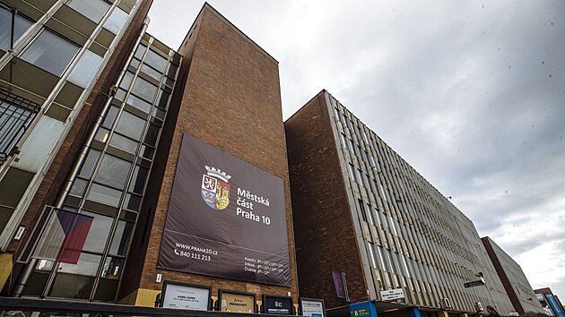 Už několik volebních období za sebou řeší politici v Praze 10 technický stav staré radnice. Budova je mimo jiné plná azbestu. Od roku 2023 se úřad přestěhoval do náhradních prostor ve Strašnicích.