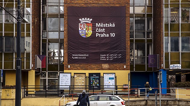 Už několik volebních období za sebou řeší politici v Praze 10 technický stav staré radnice. Budova je mimo jiné plná azbestu. Od roku 2023 se úřad přestěhoval do náhradních prostor ve Strašnicích.