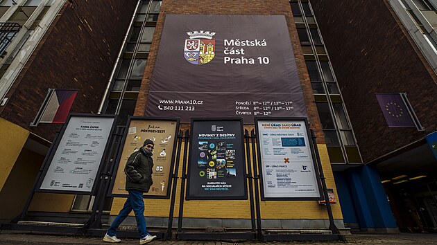 Už několik volebních období za sebou řeší politici v Praze 10 technický stav staré radnice. Budova je mimo jiné plná azbestu. Od roku 2023 se úřad přestěhoval do náhradních prostor ve Strašnicích.