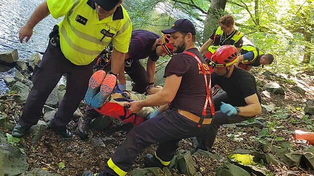Jednasedmdesátiletý muž se míjel nedaleko Hradce nad Moravicí s cyklistou na okraji asi dvacetimetrového srázu a nešťastnou náhodou se zřítil dolů k řece Moravici.