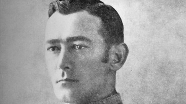 Kapitán Francis Newton Allen Cromie. Za angažmá v troufalém pokusu zaplatil životem.