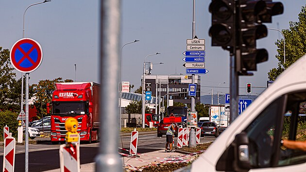 Instalace semaforů a dopravních značek na křižovatce v brněnské Slatině (31. července 2024)