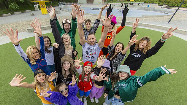 Gabriela Soukalová, Annie Camel, Ondřej Sokol, Jan Hanko, Patrik Kincl a Eva Decastelo s dětmi při společném nácviku tance pro brněnský festival Life!