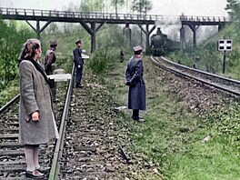 Česká lokomotiva 434.2 v čele repatriačního vlaku s polskými horníky z Francie...