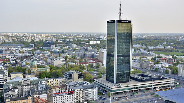Stavba mrakodrapu původně začala v roce 1977 se záměrem, aby jej využívala státní letecká společnost LOT. Práce se však zastavily v roce 1981 uprostřed ekonomických potíží a sociálních otřesů v komunistickém Polsku a byly obnoveny až v roce 1987. (8. srpna 2024)