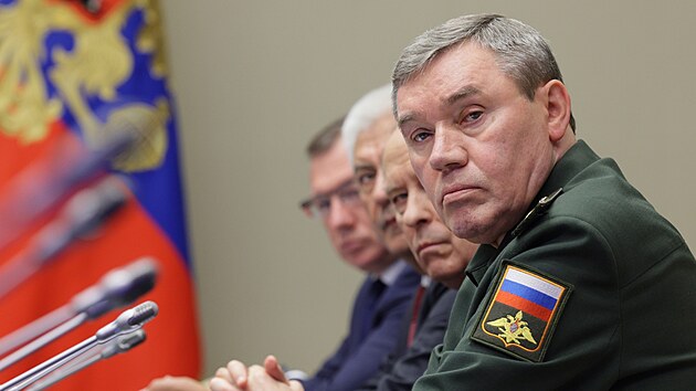 Náčelník ruského generálního štábu Valerij Gerasimov na poradě u prezidenta Putina o situaci v Kurské oblasti (12. srpna 2024)