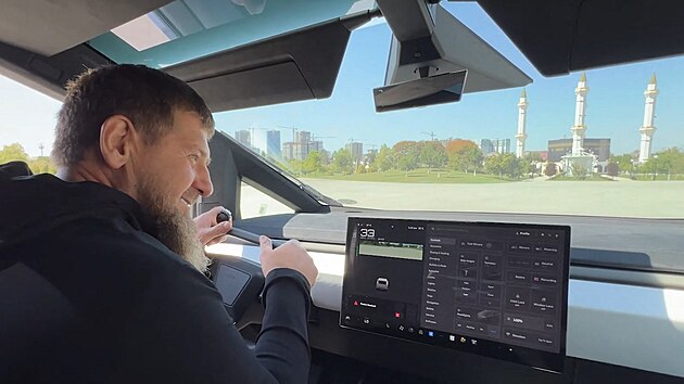 Čečenský vůdce Ramzan Kadyrov se po Grozném projel vozem Tesla Cybertruck. (17. srpna 2024)