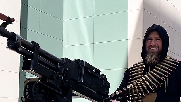 Čečenský vůdce Ramzan Kadyrov se po Grozném projel vozem Tesla Cybertruck. (17. srpna 2024)