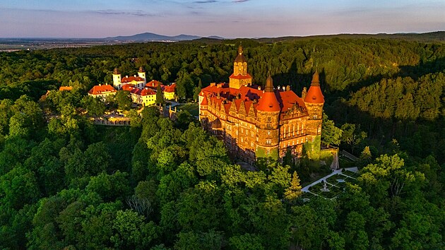 Książ. Středověký hrad zde na strmé skále stával už ve 13. století na ochranu obchodní stezky z Čech do Slezska.