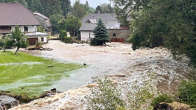 Potok protekl Stachy na Prachaticku jako divoká řeka. Hodně pomáhali také místní hasiči.