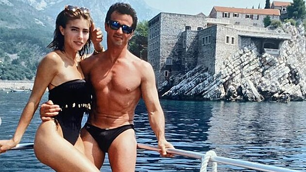 Sylvester Stallone popřál své třetí manželce Jennifer Flavinové k 55. narozeninám archivním snímkem v plavkách. (srpen 2024)