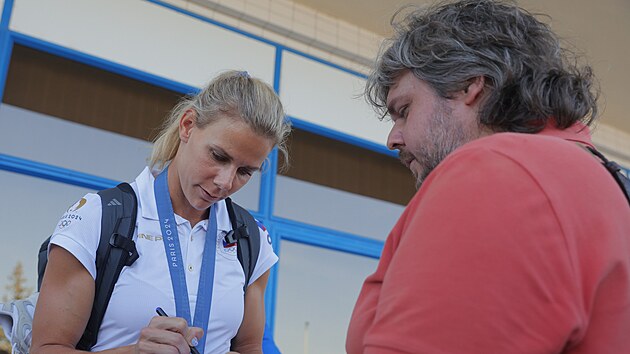 Bronzová oštěpařka Nikola Ogrodníková se v Praze věnuje lovcům autogramů.