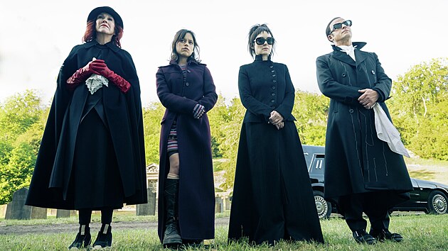 Catherine O’Hara, Jenna Ortega, Winona Ryderová a a Justin Theroux ve filmu Beetlejuice Beetlejuice (2024)