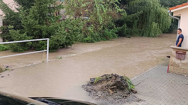 V obci Hostivice v okrese Praha-západ ve Středočeském kraji vystoupala hladina potoka. (18. srpna 2024)