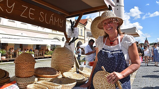 Stánek s ošatkami ze slámy si v Domažlicích rozbalila Renata Němečková z Kralup nad Vltavou. „Na slavnostech jsem už po šesté a je to tu krásné. V pátek jsem byla na koncertě Hradišťanu a bylo to neuvěřitelné. Přesto, že přišla spousta lidí, nebyl tam žádný hluk, posluchači byli velice vnímavý,“ chválila řemeslnice.