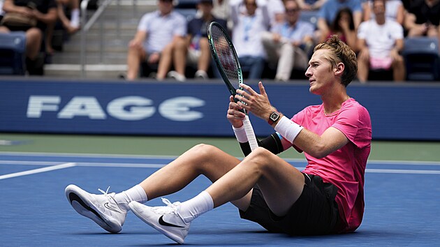 Americký tenista Sebastian Korda sedí na dvorci po uklouznutí ve druhém kole US...